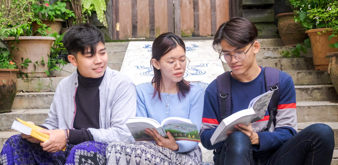 Sistem pendidikan Dharma yang terstruktur dan mendalam bagi umat perumah tangga.