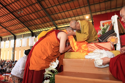 Untuk dapat menjalankan Tantra kita harus mendapatkan ajaran dari seorang guru Tantra yang berkualifikasi