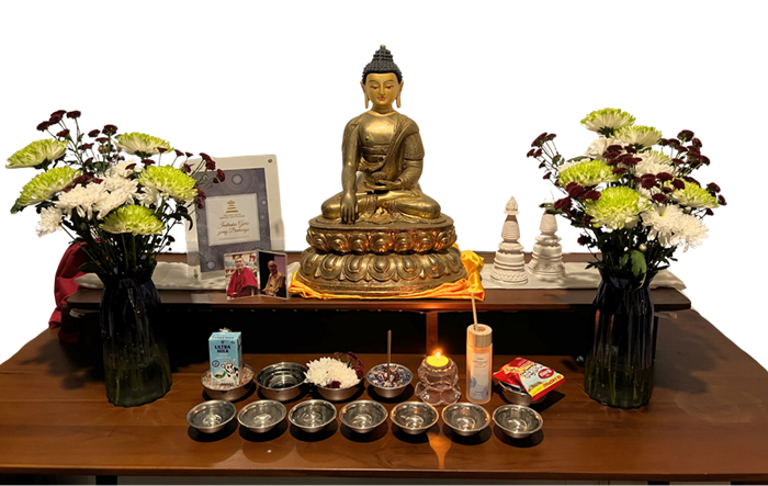 Menyusun simbol tubuh, ucapan, dan batin Buddha