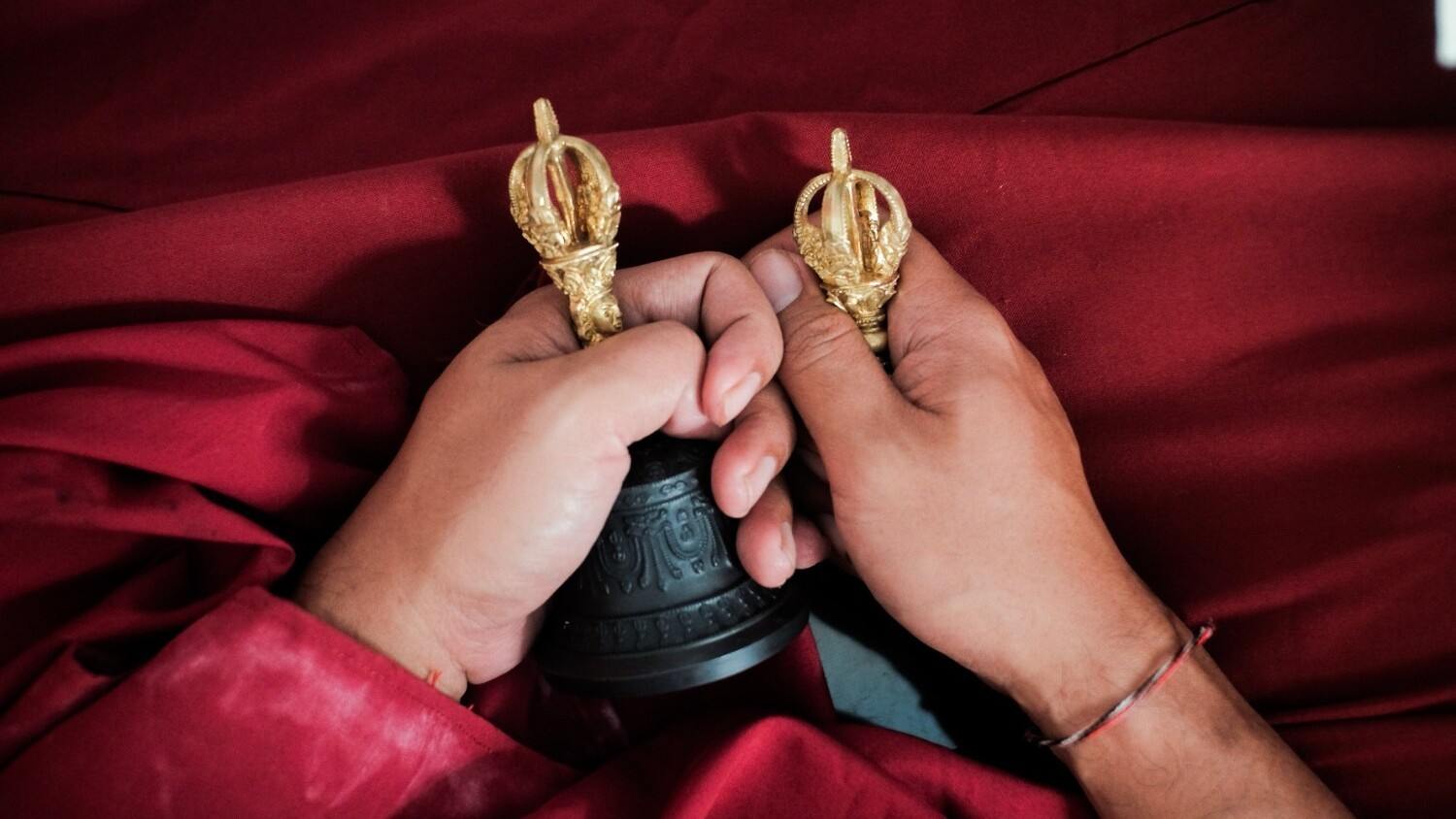 Bel dan vajra representasi ajaran Tantra, yaitu kendaraan cepat untuk mencapai Kebuddhaan.