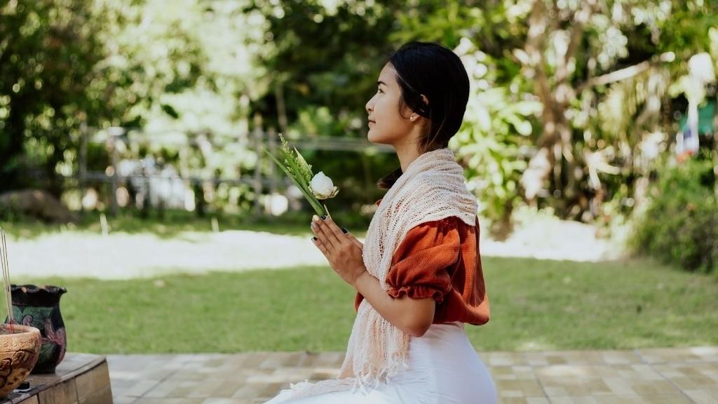 Ilustrasi seorang gadis yang bertekad melakukan Astasila Mahayana dengan penuh keyakinan.
