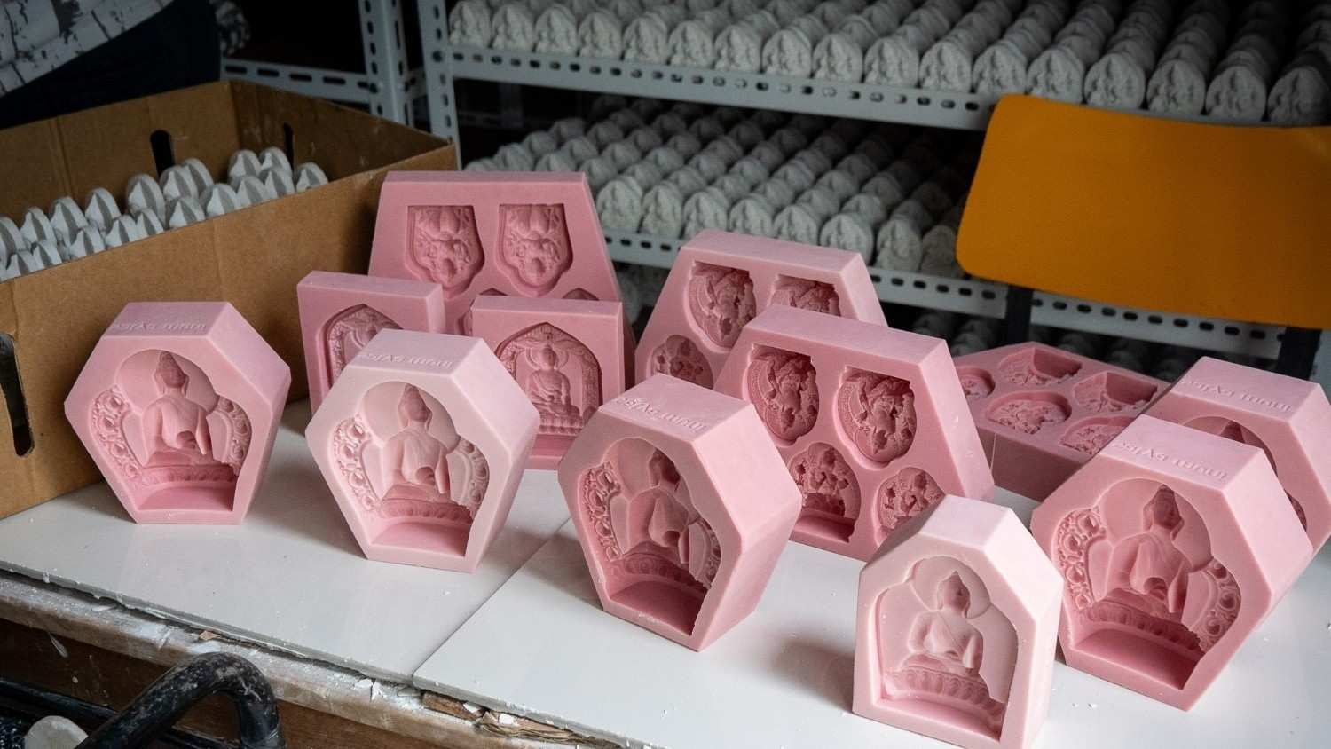 Gambar cetakan gypsum untuk membuat stupika objek-objek suci Buddhis.