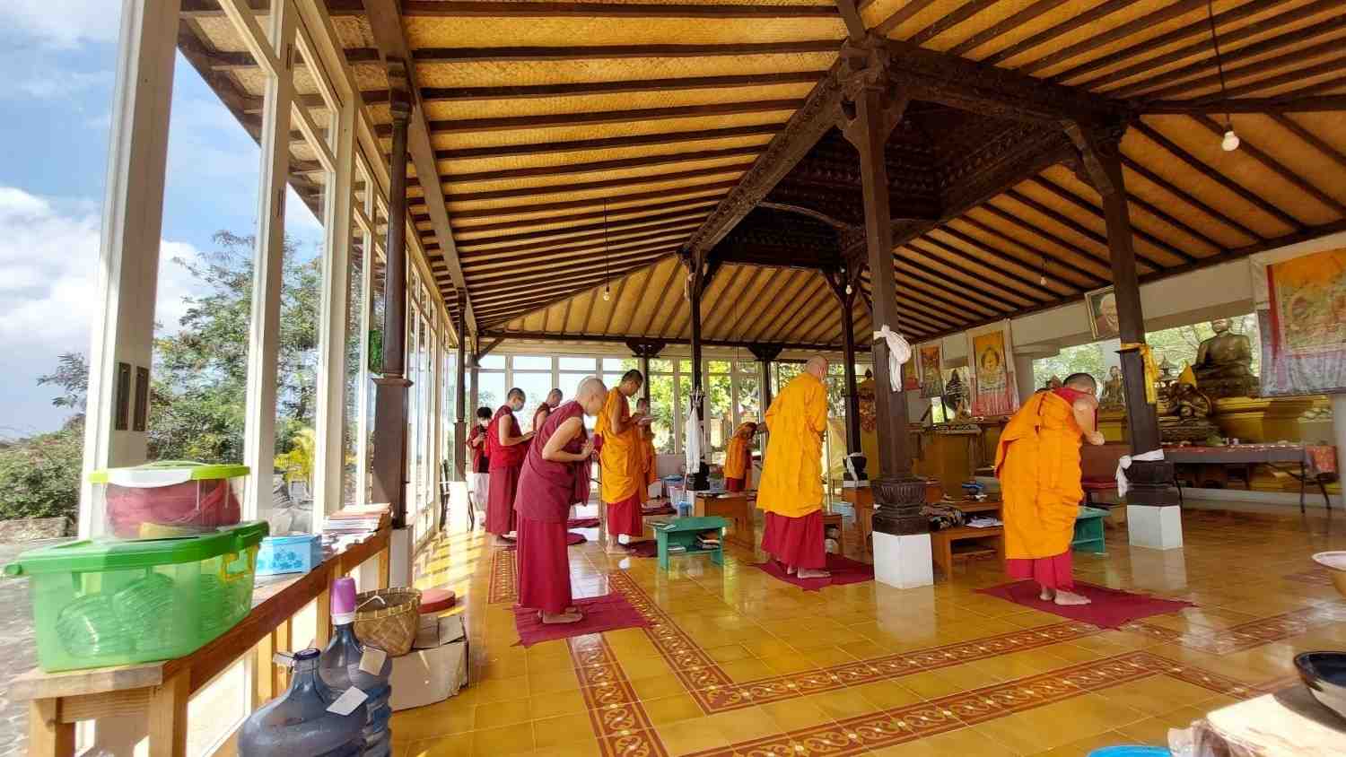 Sangha sedang melakukan Sojong, yakni sebuah ritual pengakuan kesalahan.