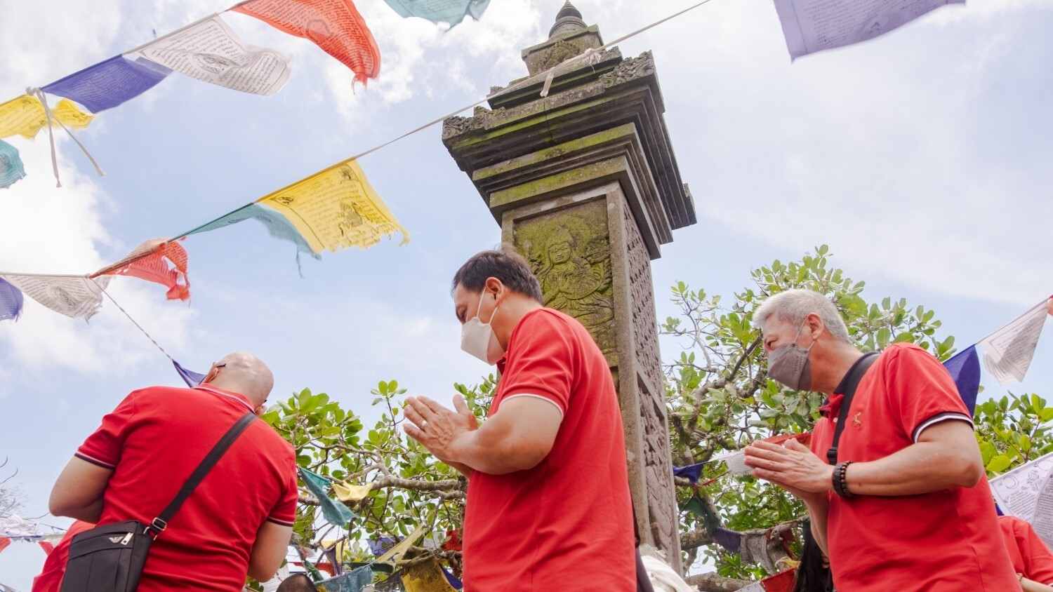 Pradaksina, praktik mengelilingi objek suci sebanyak 3x searah jarum jam. 