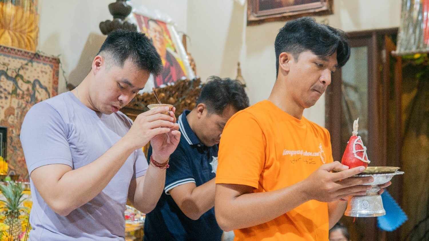 Guru Puja, ritual penghormatan untuk menyenangkan dan berterima kasih atas jasa Guru Spiritual.
