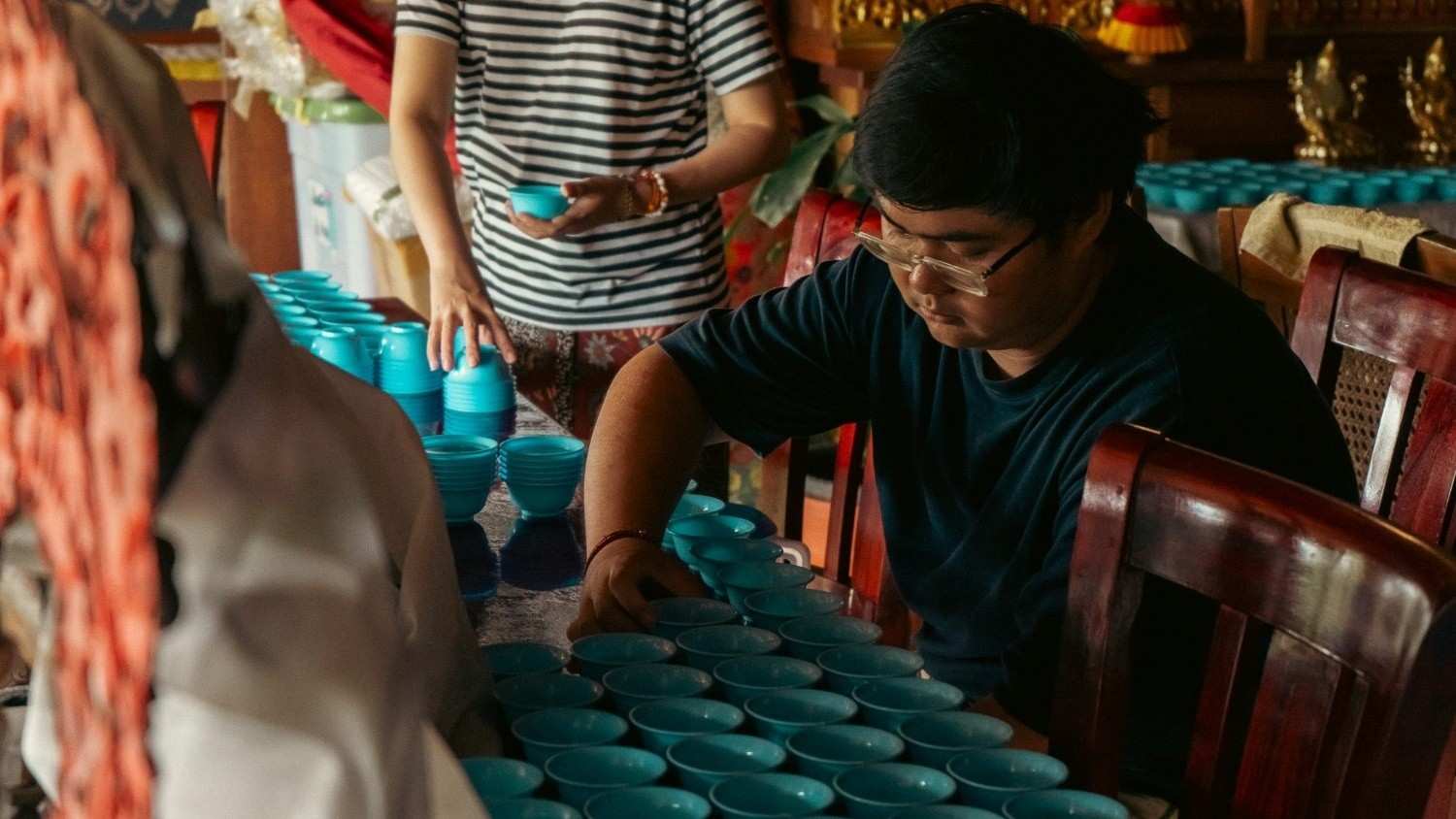 Seseorang sedang membuat persembahan air sebagai bagian dari praktik purvangama.