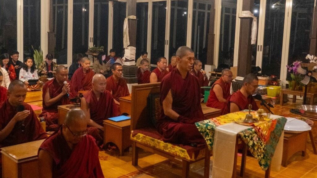 Sangha Kadam Choeling Indonesia sedang melakukan puja.