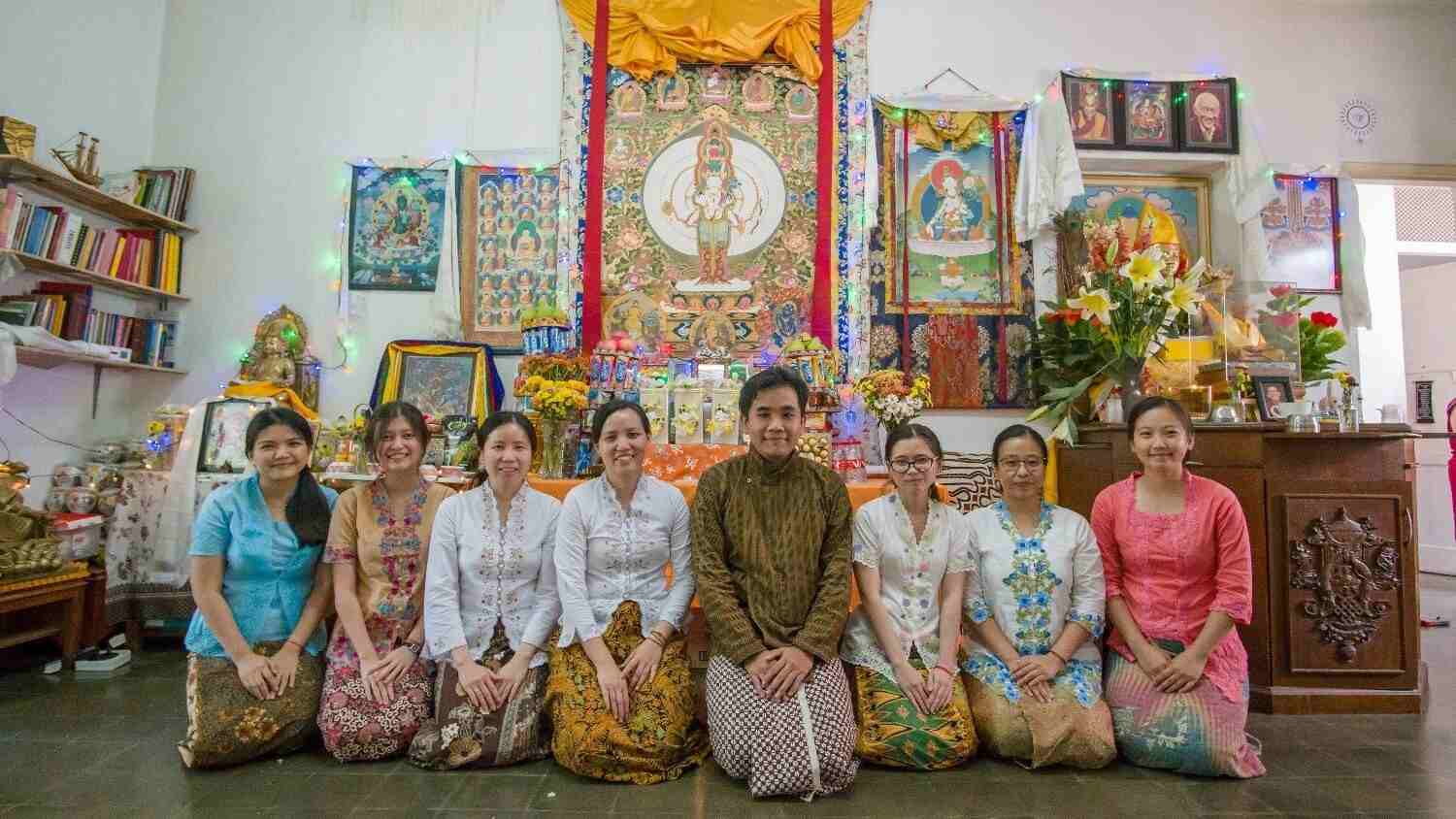 Para peserta Retret Kwan Im yang berlatih mengembangkan kualitas welas asih.