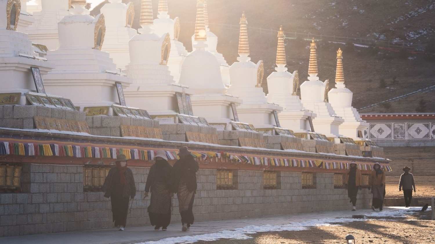 Banyak orang di sekitar stupa sebagai ilustrasi kisah Sepuluh Putra Sumana.