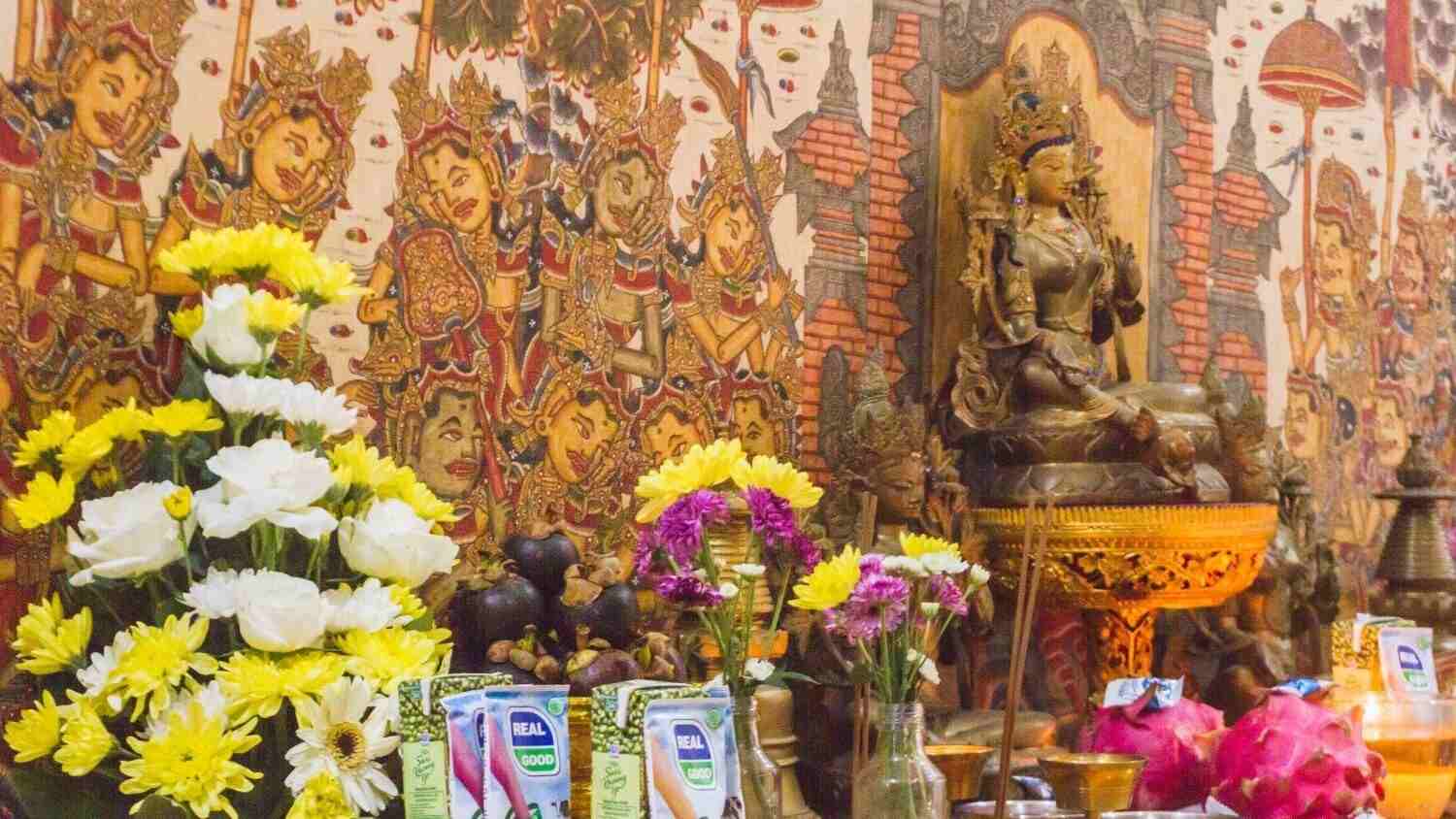 Para peserta Retret Tara yang mengembangkan kualitas yang dimiliki Arya Tara. 