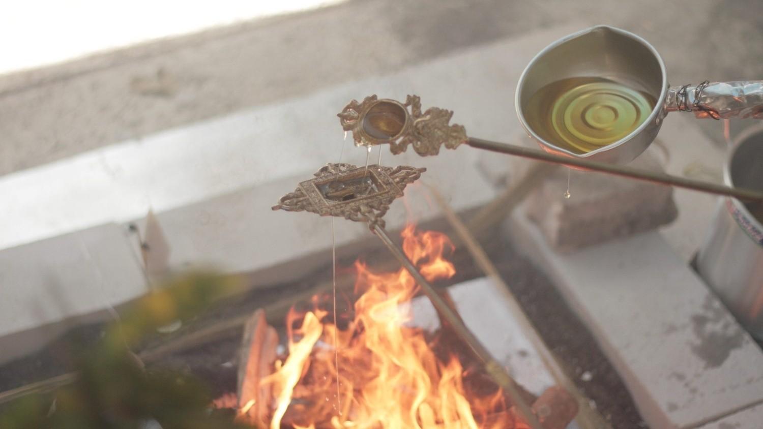 Peralatan yang digunakan dalam ritual Puja Api.