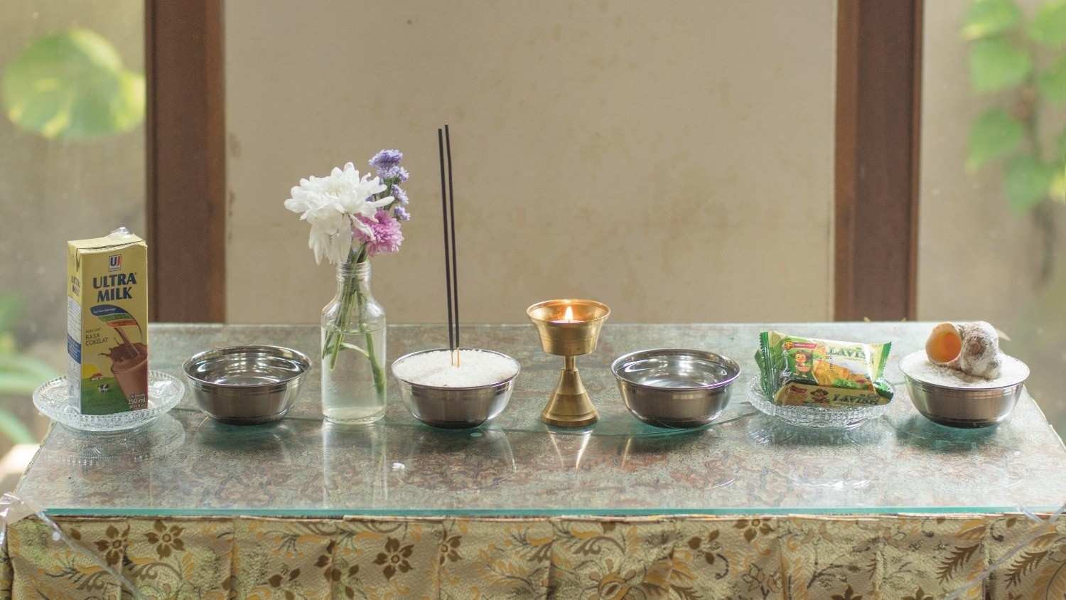 Altar dengan tujuh persembahan kepada Triratna.
