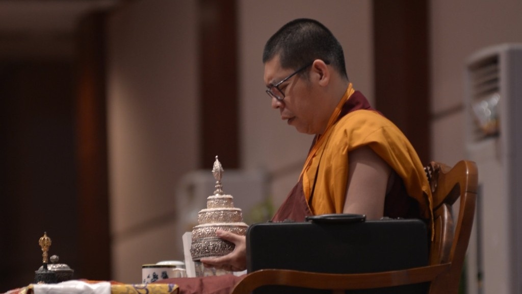 Y.M. Biksu Bhadra Ruci sedang menghaturkan persembahan mandala.