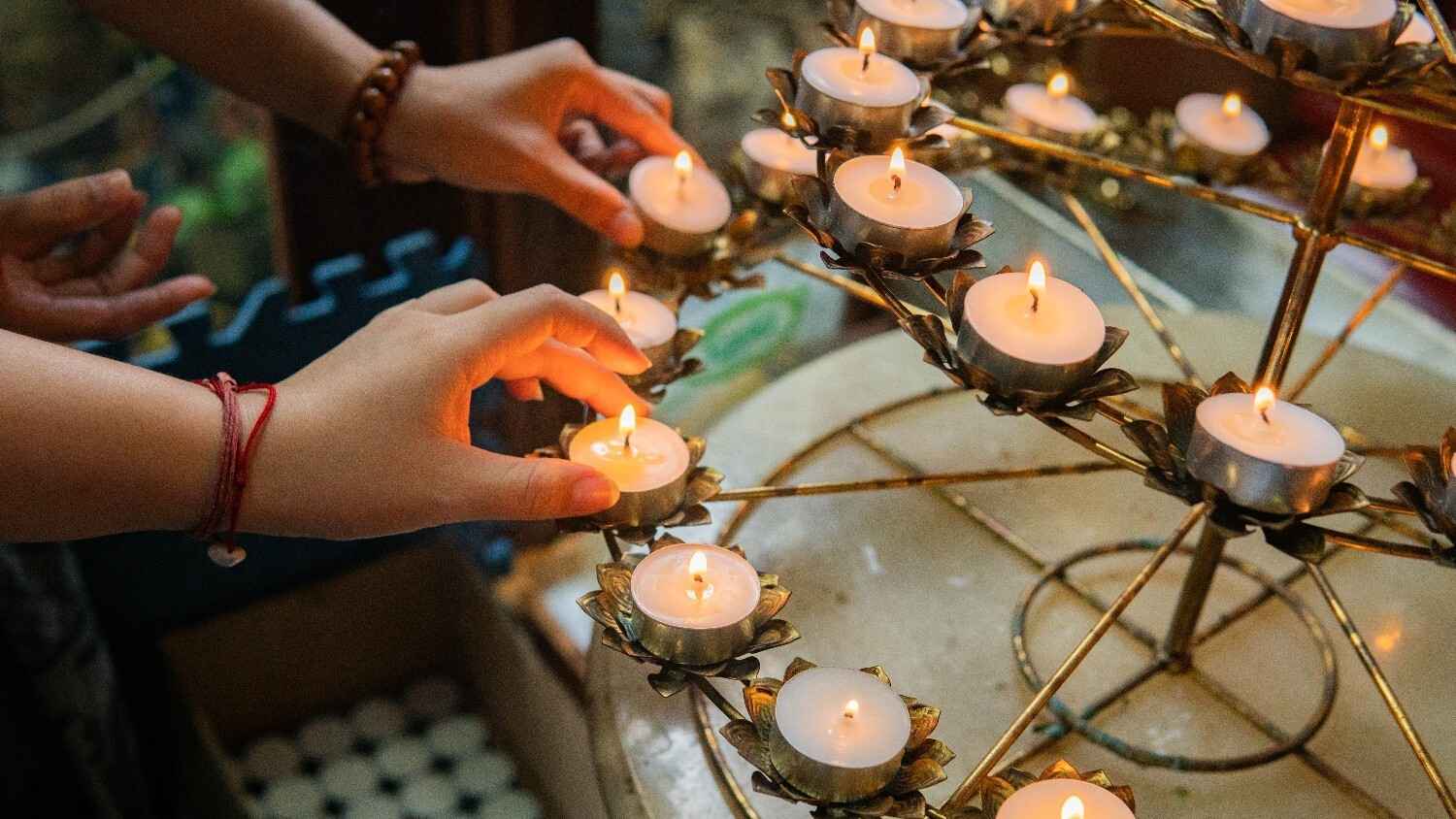 Dukung persembahan pelita kepada Triratna untuk menerangi jalan hingga Kebuddhaan.
