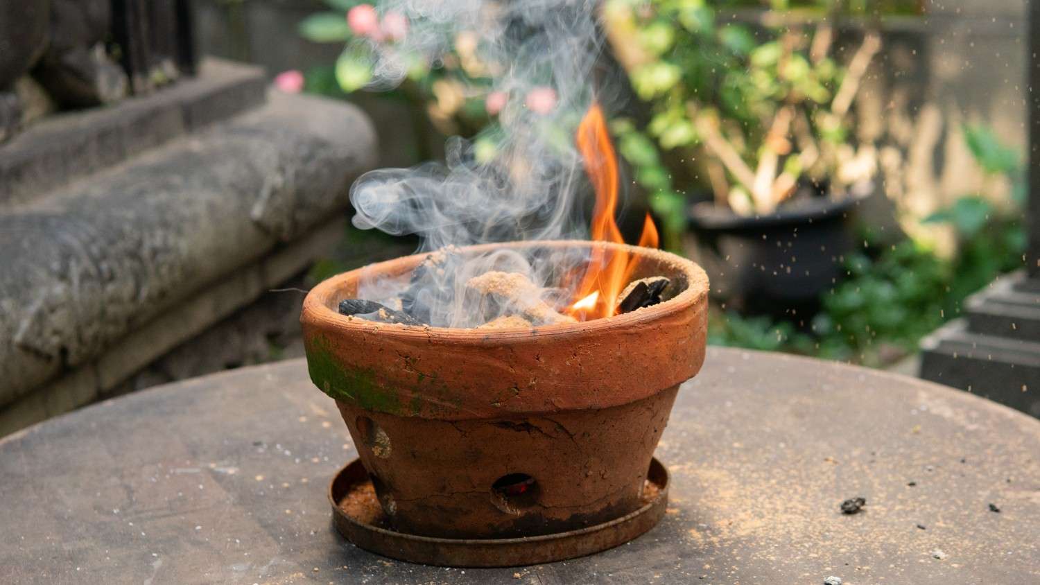 Ritual pembakaran sang atau dupa sebagai bagian dari perayaan Dzamling Chisang.