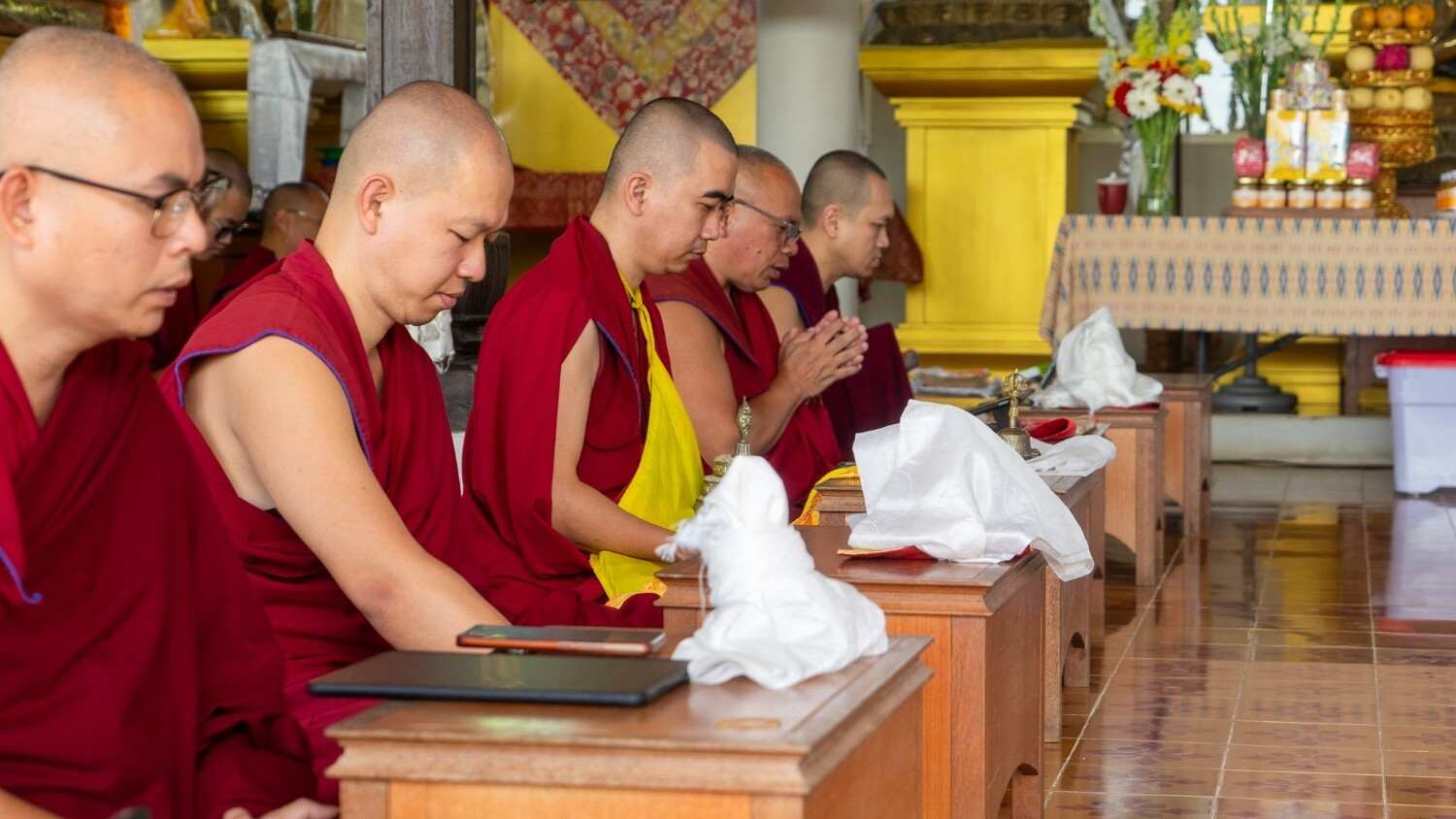 Sangha sedang melakukan Untaian bagi Yang Beruntung (Jorchoy Panjang).