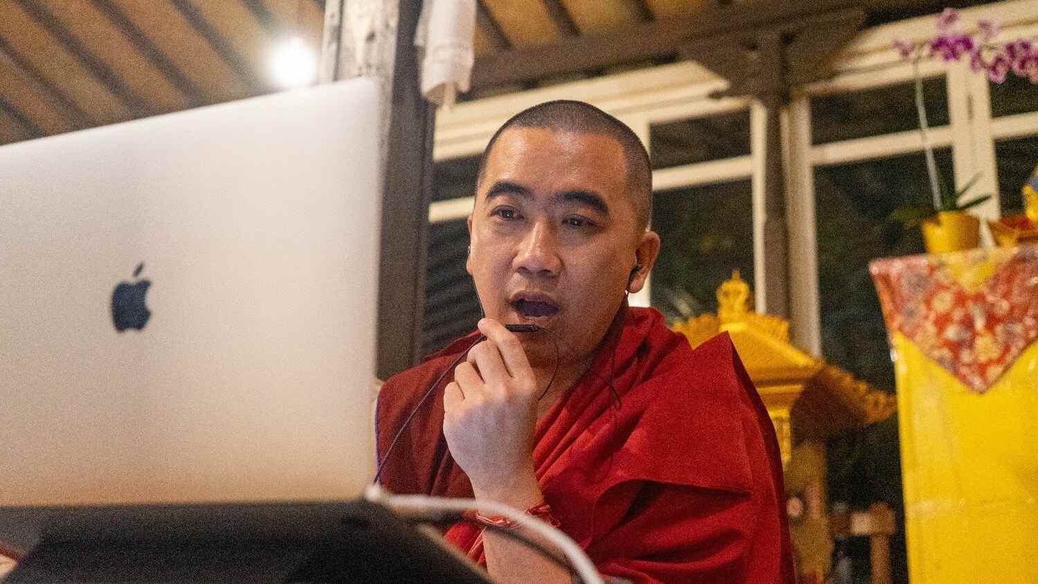 Sangha sedang mengajar sebagai representasi tim pengajar KCI.