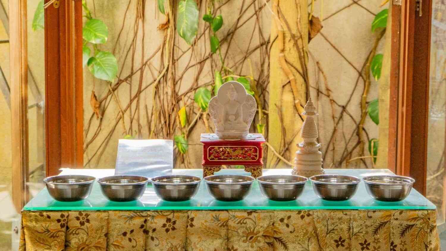 Gambar altar dengan tujuh mangkuk persembahan air sebagai visual panduan membuat altar.