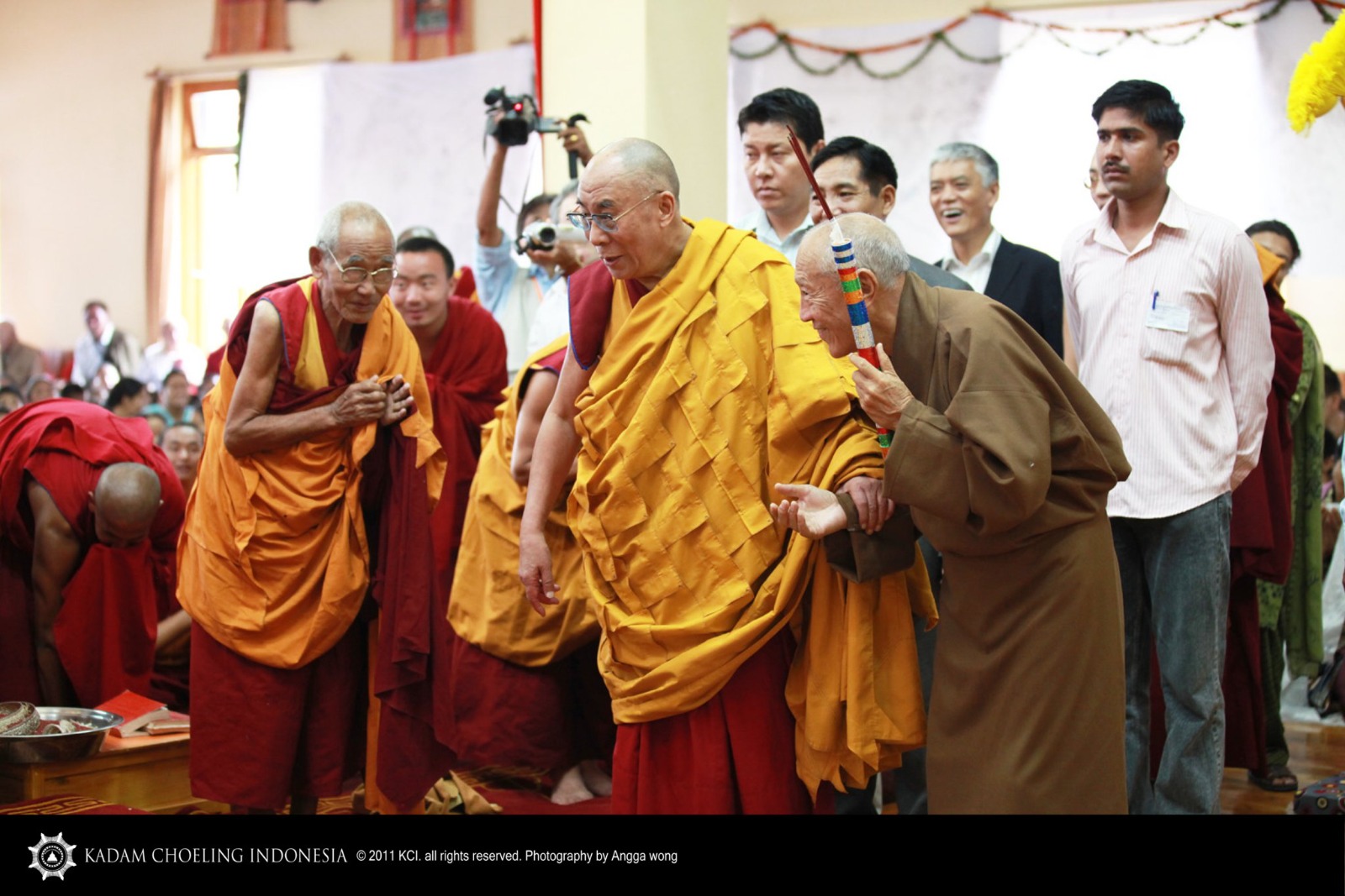 Y.M.S. Dalai Lama XIV bersama Guru Dagpo Rinpoche