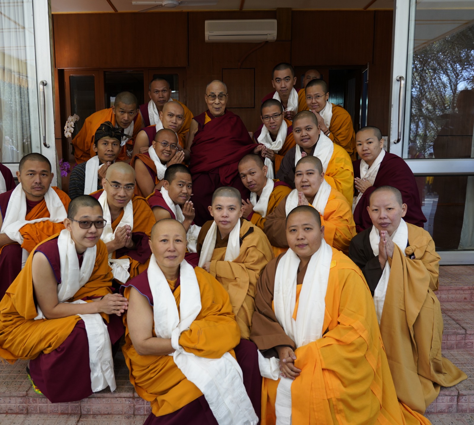 Y.M.S. Dalai Lama XIV bersama Anggota Sangha dari Indonesia, Dharamsala, India, 2015