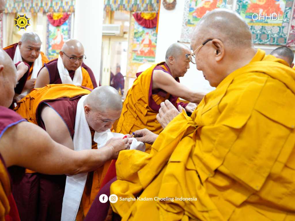 Prosesi penahbisan Biksu Y.M. Lobsang Monlam oleh Y.M.S. Dalai Lama XIV, 2025