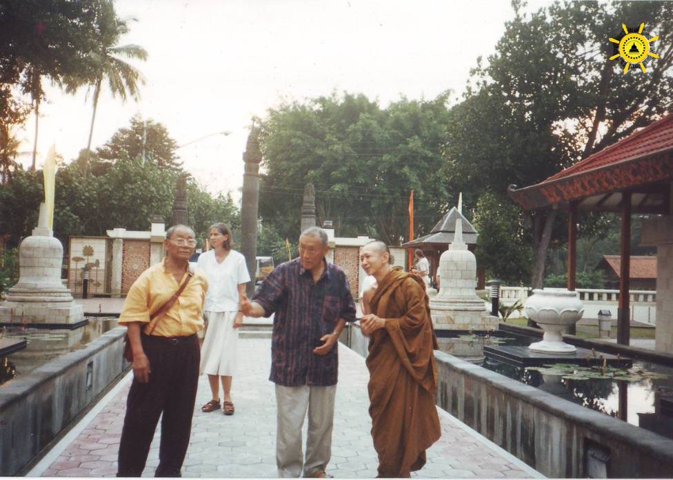 Pengajaran Dharma ke beberapa biksu Sangha Agung Indonesia dan perumah tangga di Kendang Sari, Surabaya, 1993