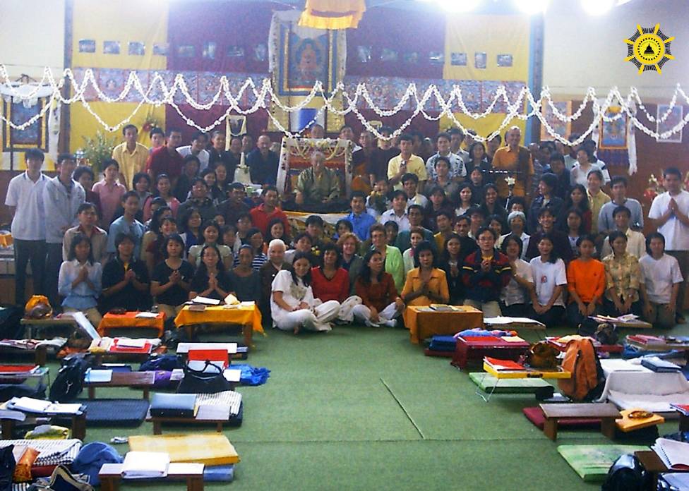 Sramanera Fong Kwang memberikan salam hormat kepada Guru Dagpo Rinpoche, Surabaya, 1999
