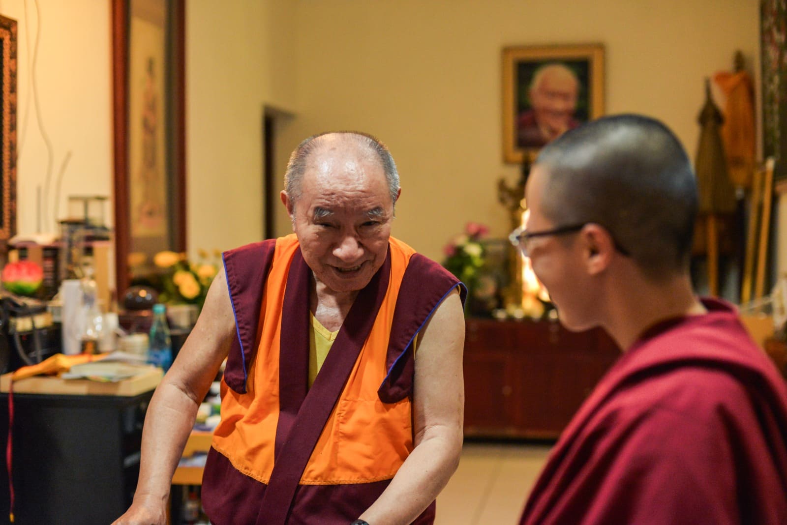 Drepung Trisur Rinpoche mengobrol dengan Sramaneri Tenzin Tshojung di Kadam Choeling Bandung