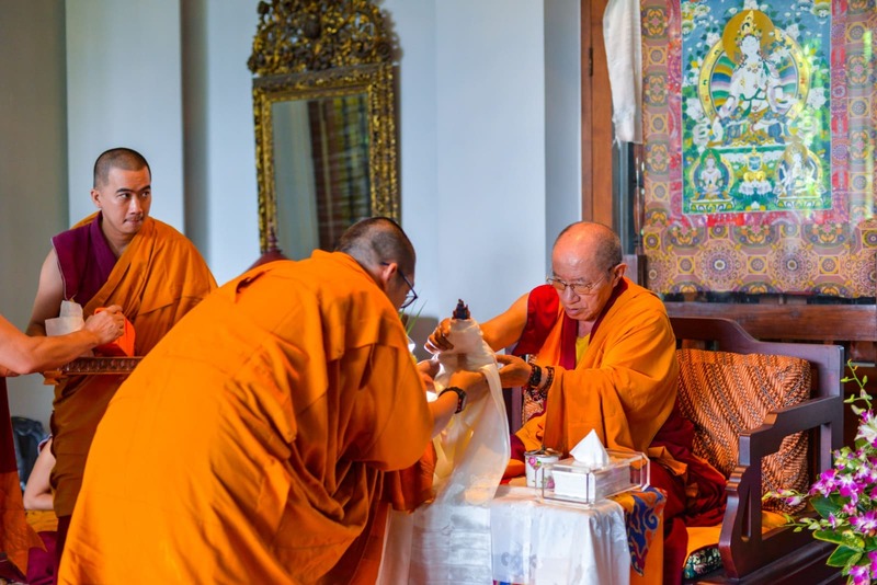Suhu Bhadra Ruci mempersembahkan BSM kepada Drepung Trisur Rinpoche, Jakarta, 2017